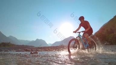 低角度：健康的男人在浅浅的河里<strong>骑电动车</strong>，洒水.